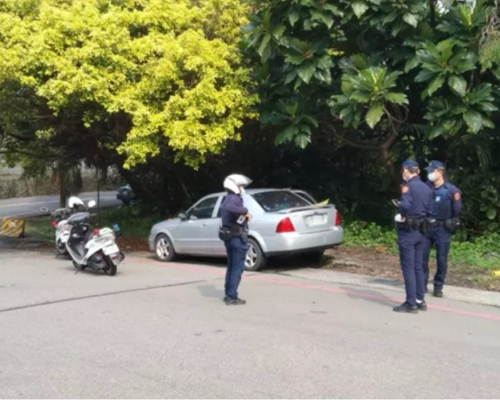警方於今早巡邏時在路邊發現一架違泊的私家車。網圖