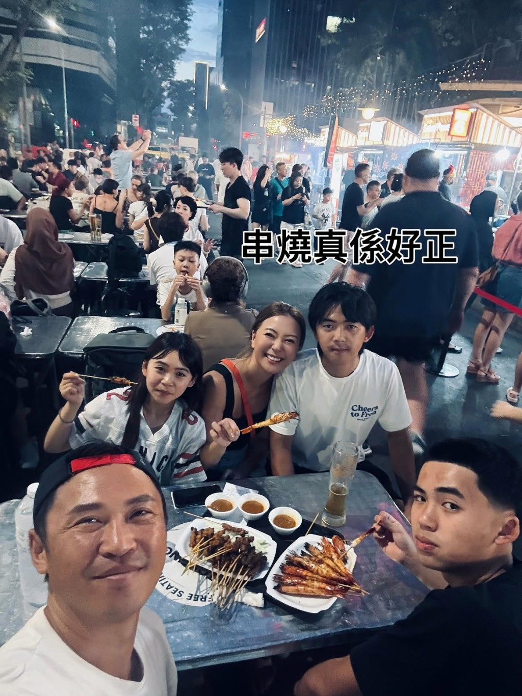 梁芷珮近日趁仔女放暑假到新加坡玩。 梁芷珮近日趁仔女放暑假到新加坡玩。