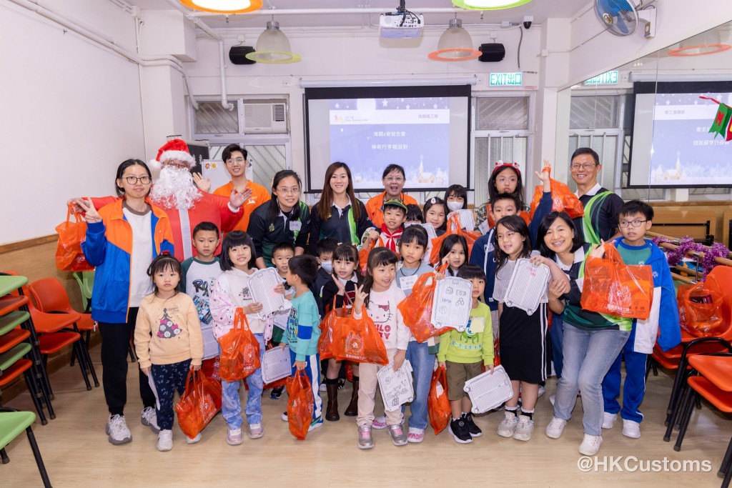 海關義工化身聖誕老人，向小朋友傳遞關愛