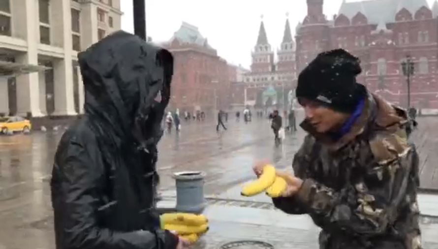 兩仔爺在漫天飛雪下,拎住成大梳蕉,講點解要揈蕉。