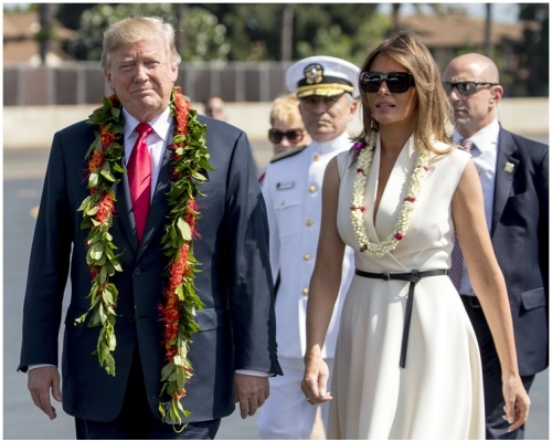 特朗普伉儷抵達夏威夷作短暫停留。 AP  