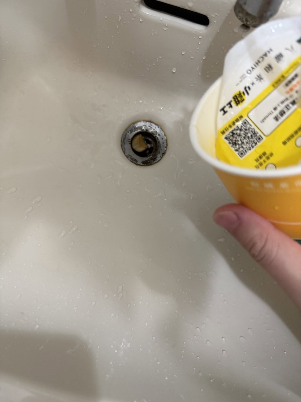 台湾台中市一名市民将饮料喝完准备清洗杯子时，发现里面倒出一颗异物！