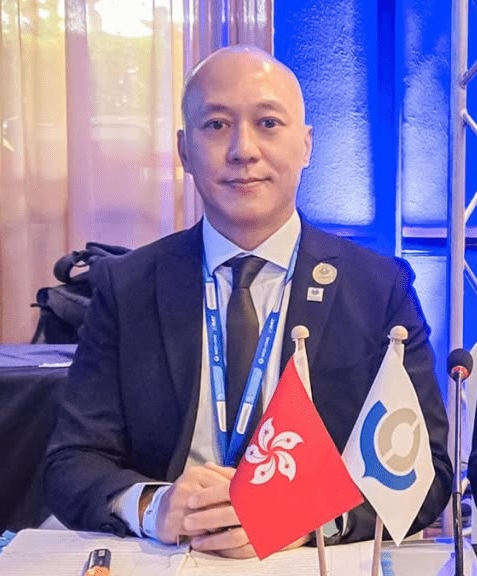 海关助理关长李建基获颁授香港海关卓越奖章。