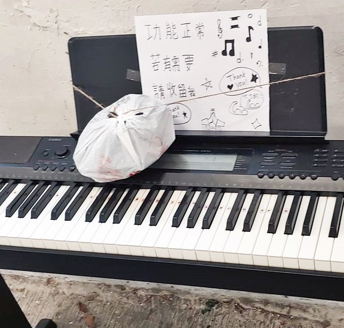 电子琴上放有一张相信是由小朋友绘画的可爱告示。网图