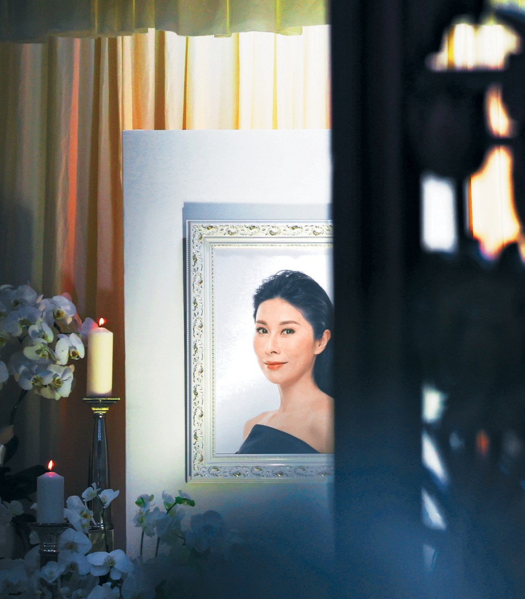 黎淑賢遺像旁放滿白蘭花。