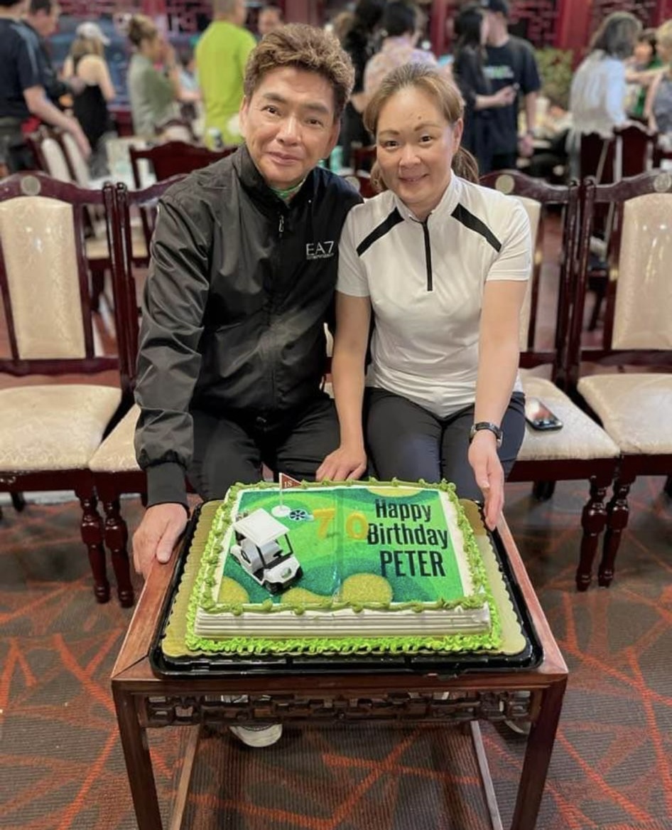 陳浩德收到蛋糕預祝69歲生日。