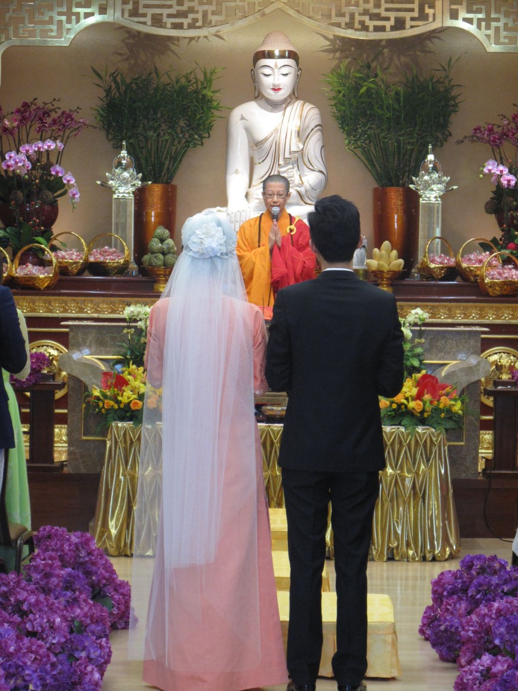 陈贝儿的婚礼采佛教仪式进行，并由满连法师主持。