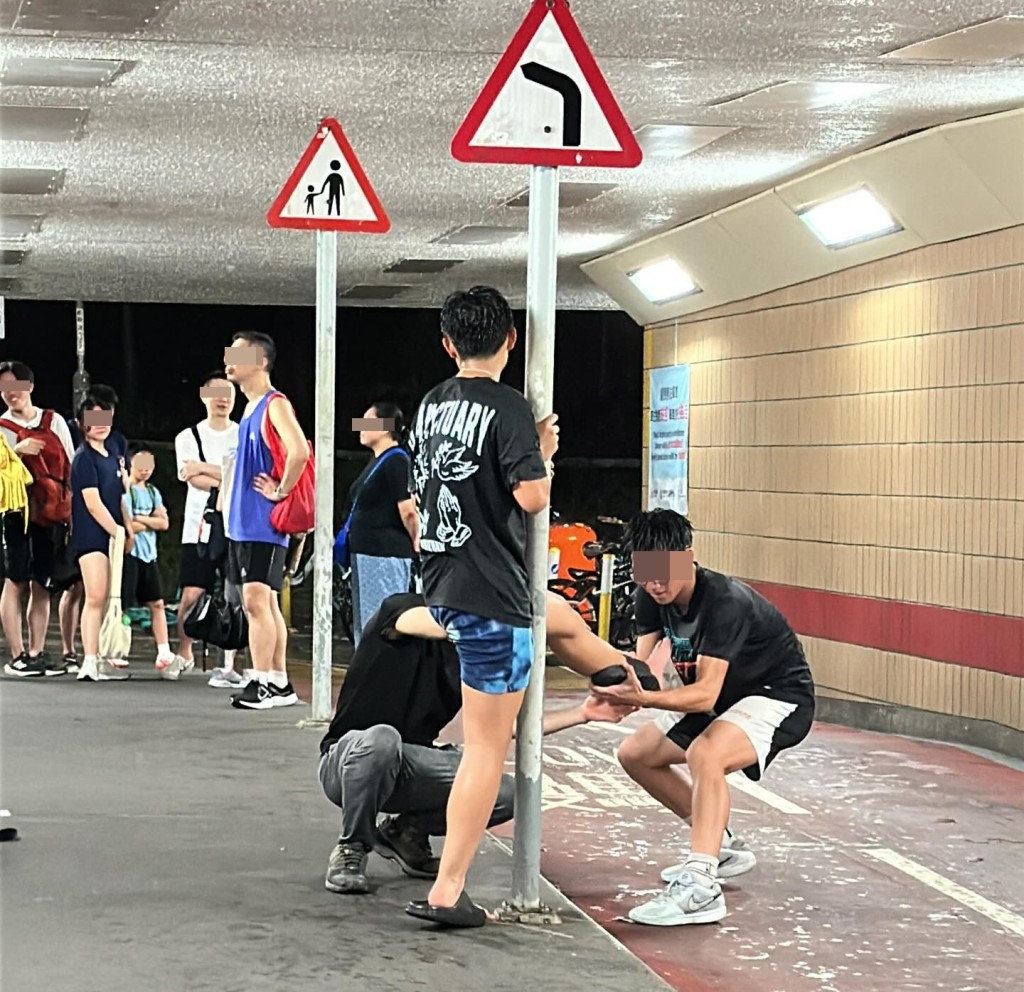 第二張影到有兩人正在「幫拖」 ,捧著事主左腳紮馬發力狂抆。Threads截圖 第二張影到有兩人正在「幫拖」 ,捧著事主左腳紮馬發力狂抆。Threads截圖