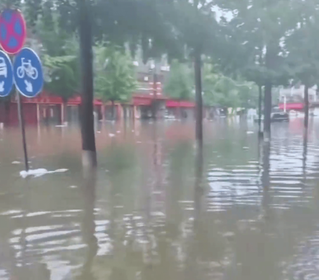 河南社旗连日暴雨市民称积水及腰。