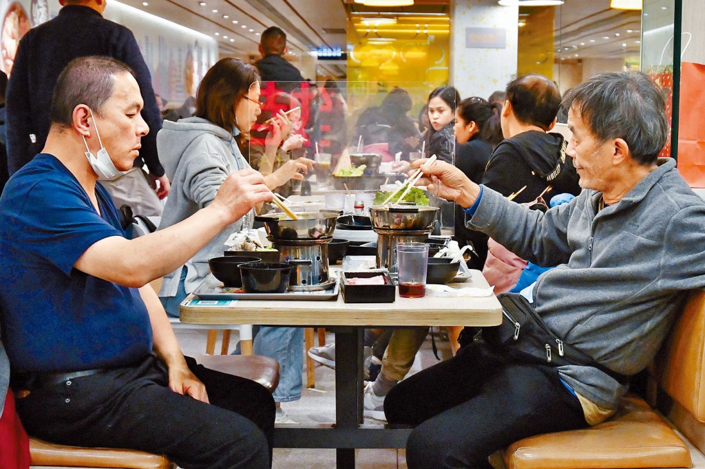 氣溫驟降冷冰冰，不少市民都「打邊爐」暖身。
