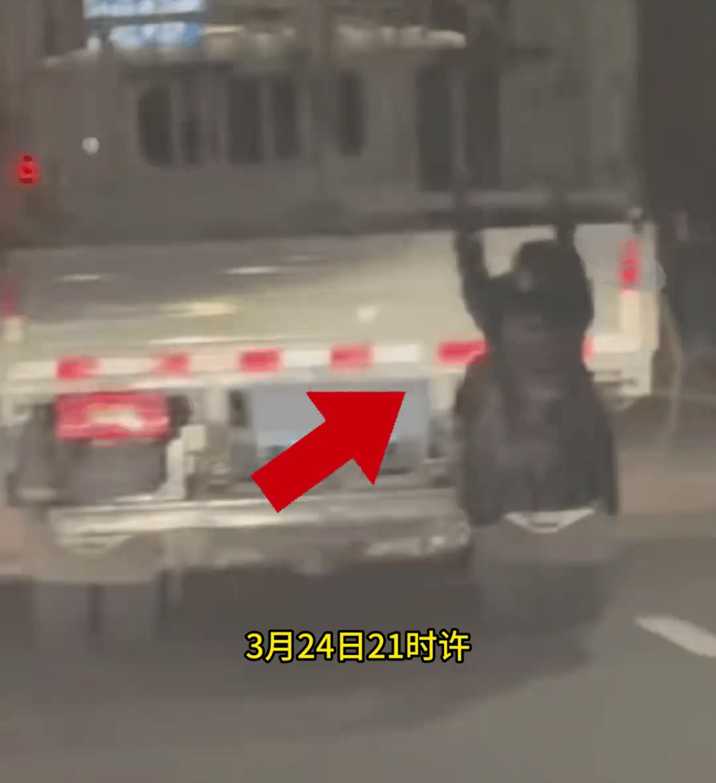 疑夫不忠,新疆妇黑夜摱货车尾跟踪。 疑夫不忠,新疆妇黑夜摱货车尾跟踪。