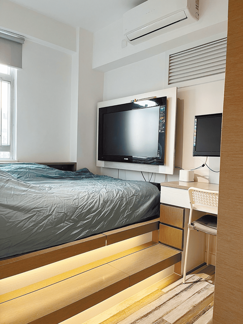 睡房設有電視，住戶可躺在床上收看不同影音劇集。
