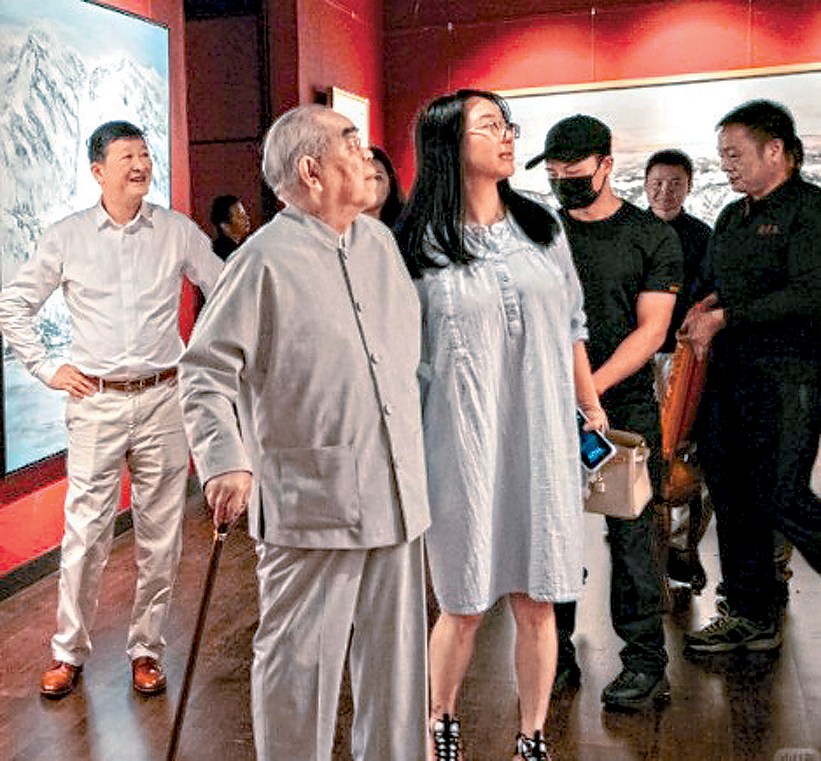 范曾與徐萌近期觀展，徐萌疑似懷孕。