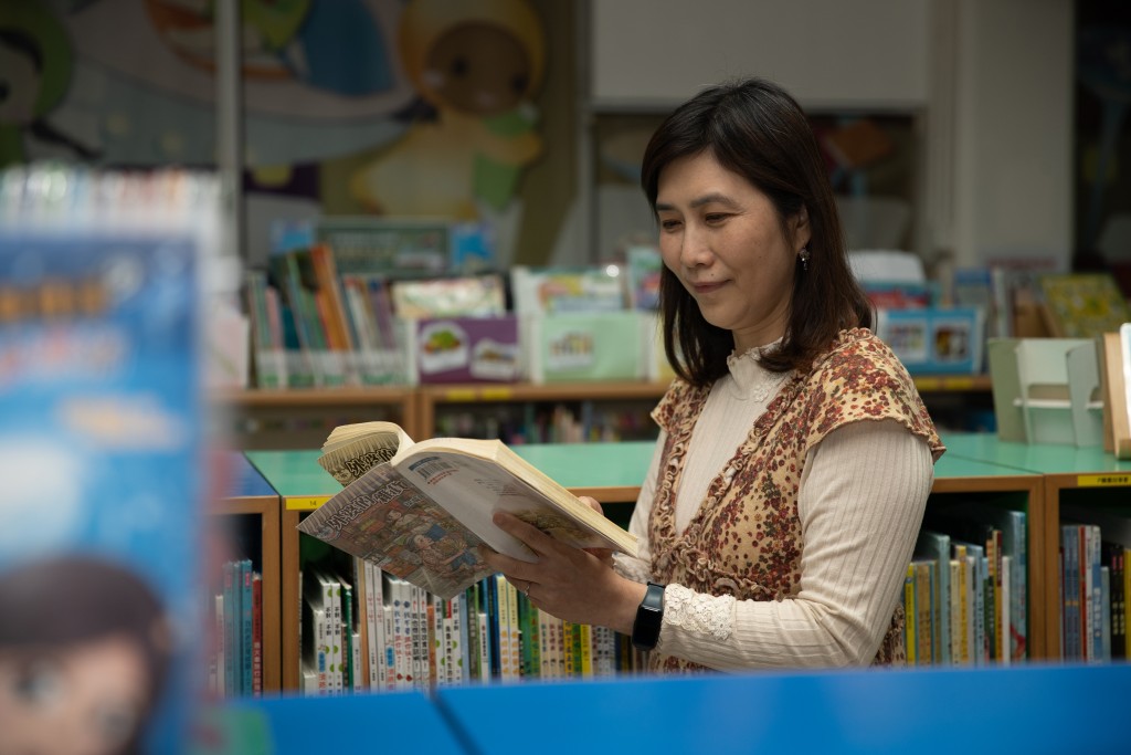 「自己就學時的生活環境、資源不如現在那麼豐富，常在公共圖書館借閱圖書，特別喜歡看有故事性的書，如安徒生作品。」蔡校長說。（圖片來源：《親子王》）