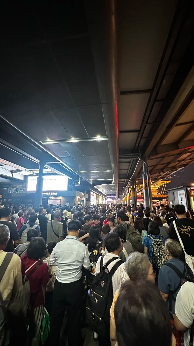 深圳灣口岸人山人海,不少人指自己排隊近一小時仍未過關回港。網上圖片 深圳灣口岸人山人海,不少人指自己排隊近一小時仍未過關回港。網上圖片