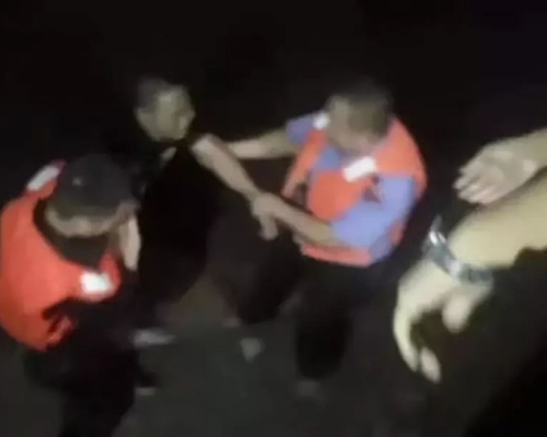 黃男酒後跳河輕生,落水即後悔大叫「我不想死」。網圖