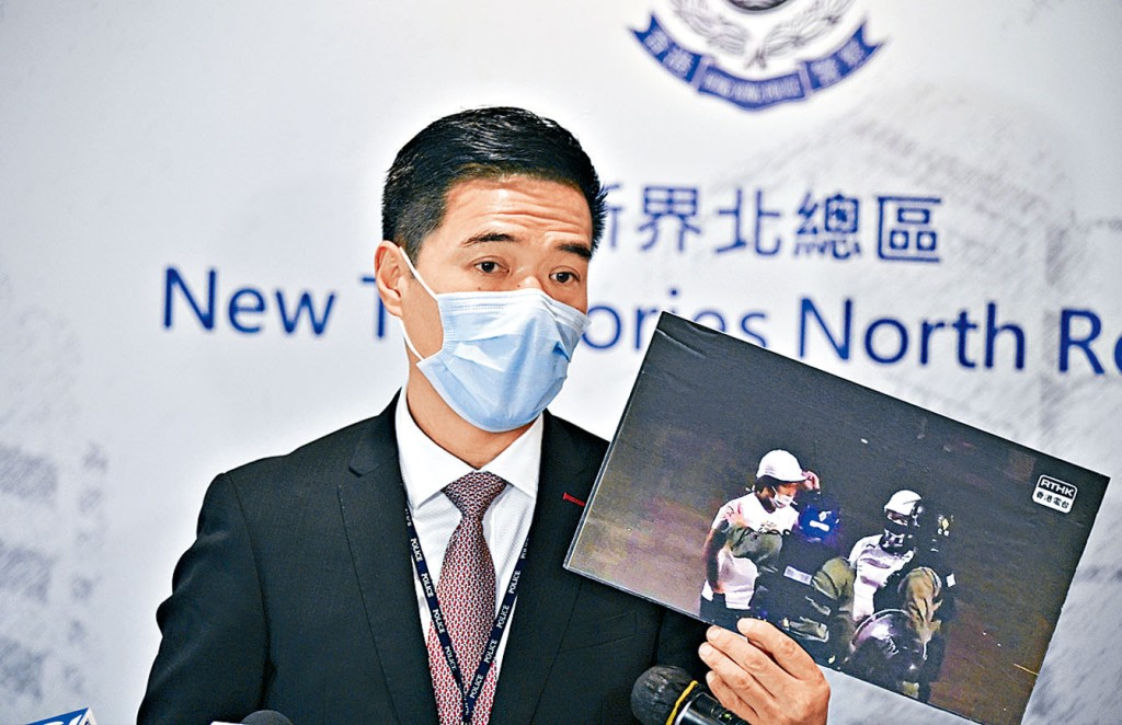 高級警司陳天柱指有人利用當日搭「白衣人」膊頭相描畫為「警黑勾結」。
