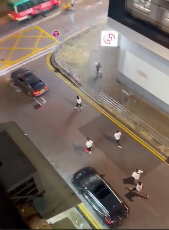 片段所見數名南亞男追逐一部私家車。fb 車cam L（香港群組）ModestShark1165影片截圖 