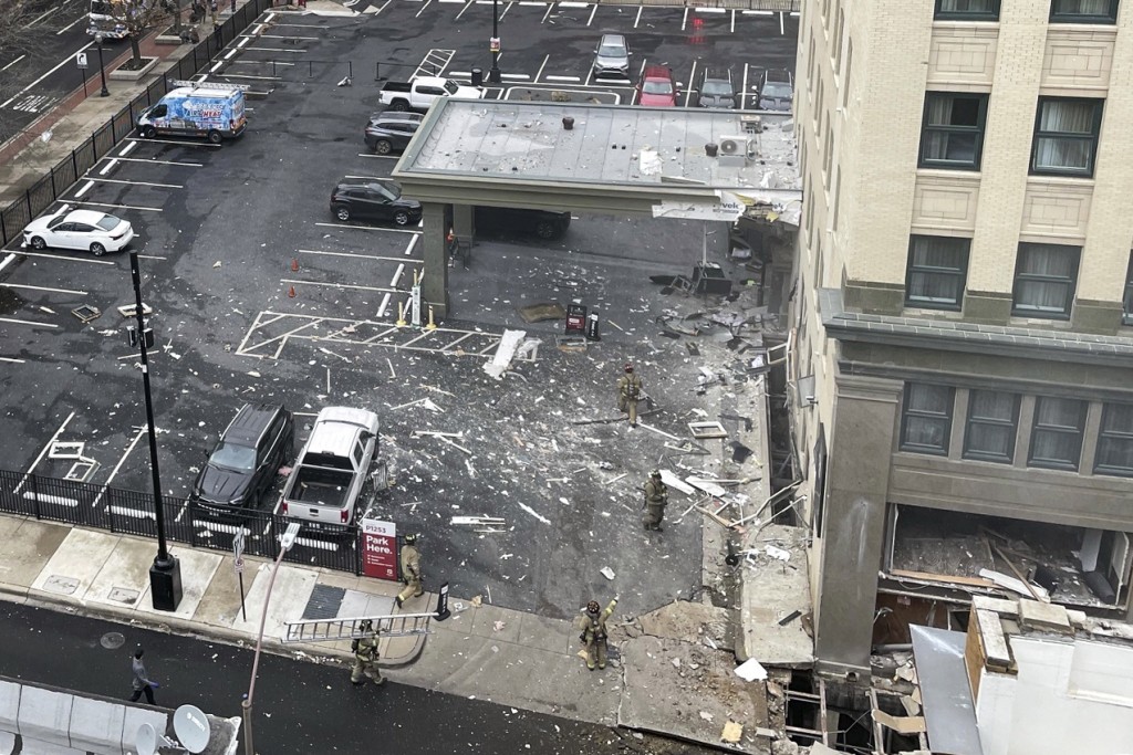 爆炸后街上到处是碎片。美联社