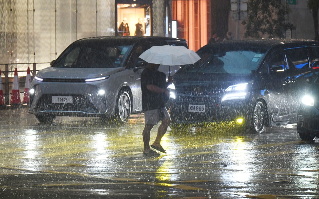 在2025年7月29日至8月14日間,天文台5次發出黑色暴雨警告信號。 在2025年7月29日至8月14日間,天文台5次發出黑色暴雨警告信號。