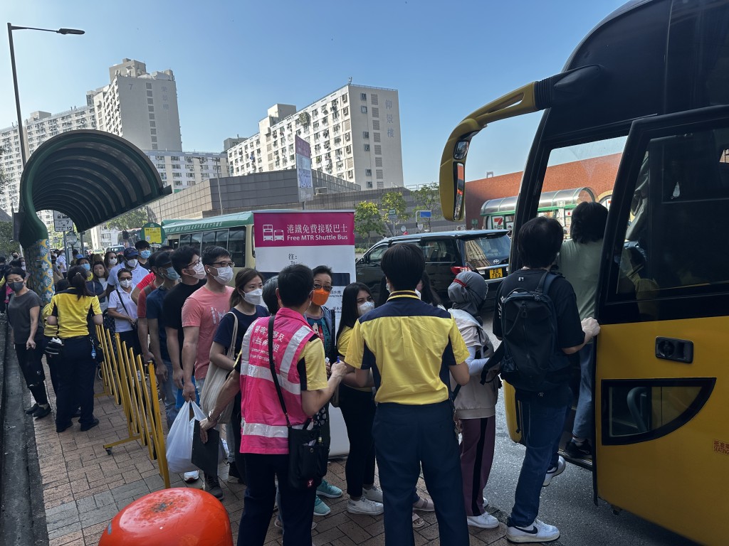 港铁在荔景站安排接驳巴士，乘客大排长龙。梁国峰摄