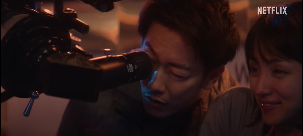 新劇《First Love初戀》的預告片中，佐藤健示範藉睇鏡頭撩妹的絕技。