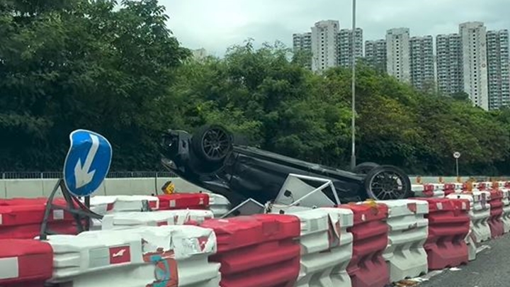 私家車撞水馬翻轉，司機離開現場。元朗區議員陳嘉輝fb影片截圖