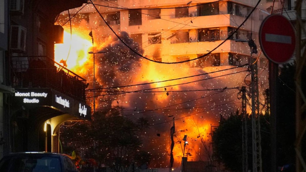 以军透过情报渗透配合精准空袭，锁定伊朗政权及内部安全部队人员的藏身位置。（美联社）