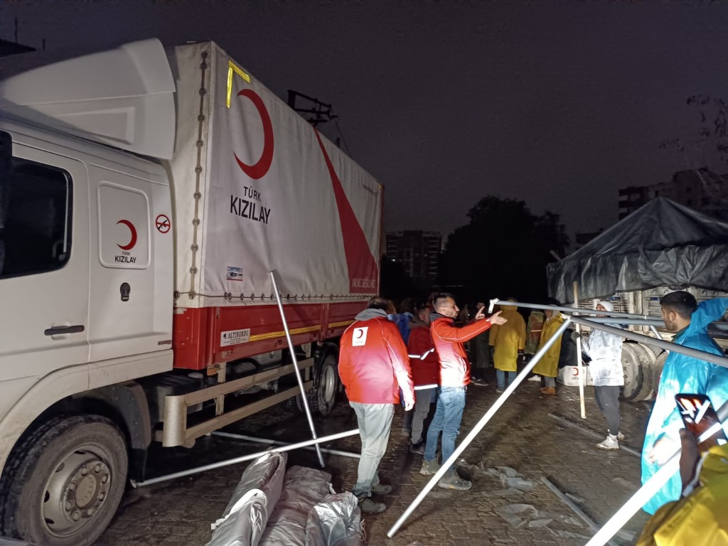 土耳其紅新月會到災場參與搜救。香港紅十字會facebook圖片