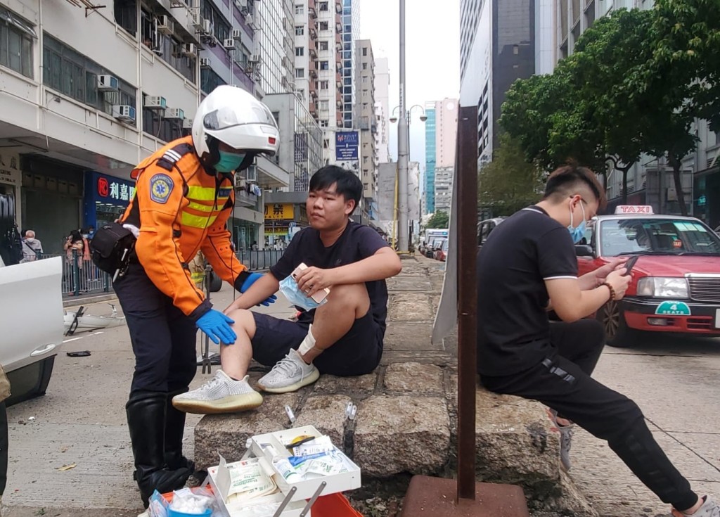 救護員到場後,在柯士甸道近廣東道為傷者治理。