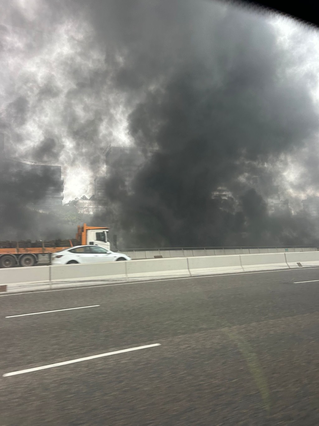 濃煙衝天。fb 馬路的事討論區