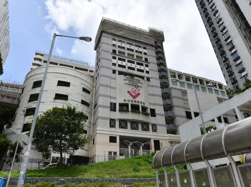 新加坡國際學校在今屆IGCSE中，有13名學生奪10科A或A*佳績。