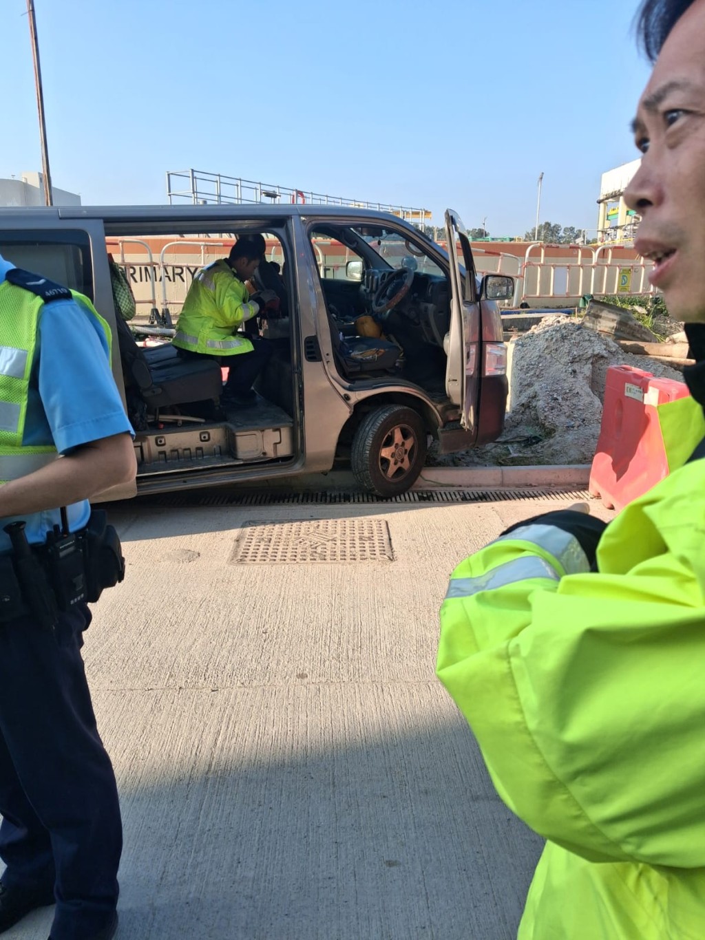 警员在车上调查。读者提供 警员在车上调查。读者提供