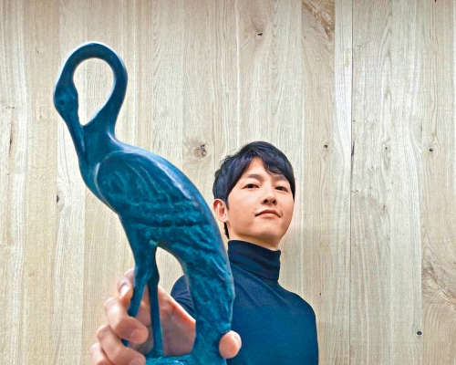 ■宋仲基於前晚舉行的春史電影獎中奪最佳男主角，首度封帝。