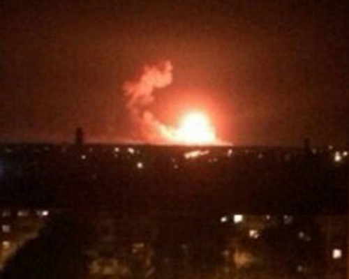 軍火庫爆炸後，濃煙衝天，火勢猛烈。