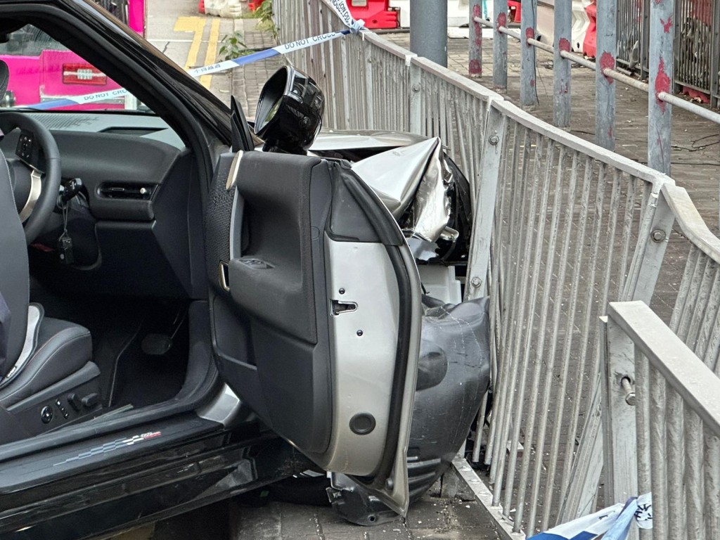 私家車車頭嚴重損毀。