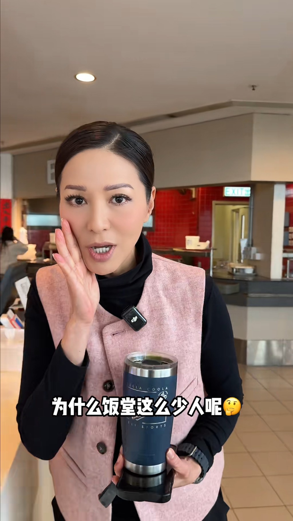 滕麗名先去點餐,因為是下午茶時間,人流比較少。 滕麗名先去點餐,因為是下午茶時間,人流比較少。