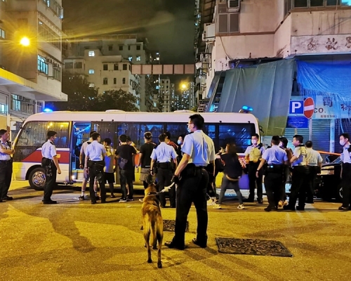 深水埗警區特別職務隊探員昨晚於區內進行反非法賭博行動。警方圖片