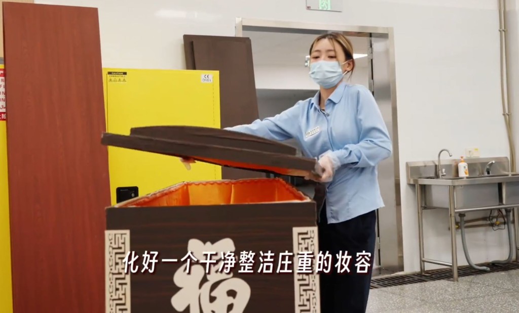 深圳年轻入殓师刘伶，认为陪伴逝者有尊严走毕生命最后一站很有意义。晶报