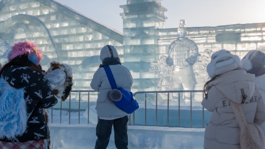 哈爾濱冰雪大世界新增「冰馬俑」成為遊客新寵。哈爾濱冰雪大世界