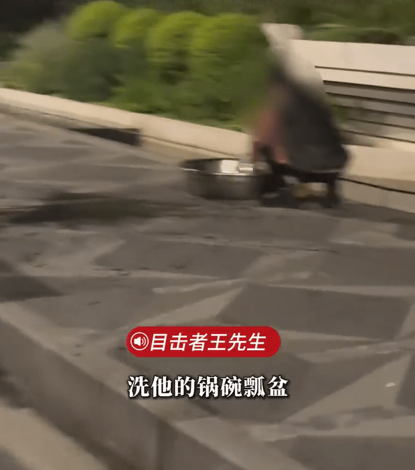 上海小食摊贩用屋苑景观水池洗食物锅具。微博