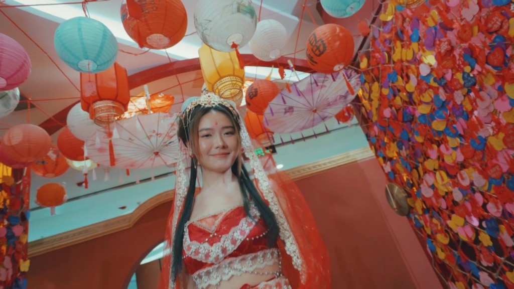 戴祖儀穿古裝，置身古色古香餐廳。