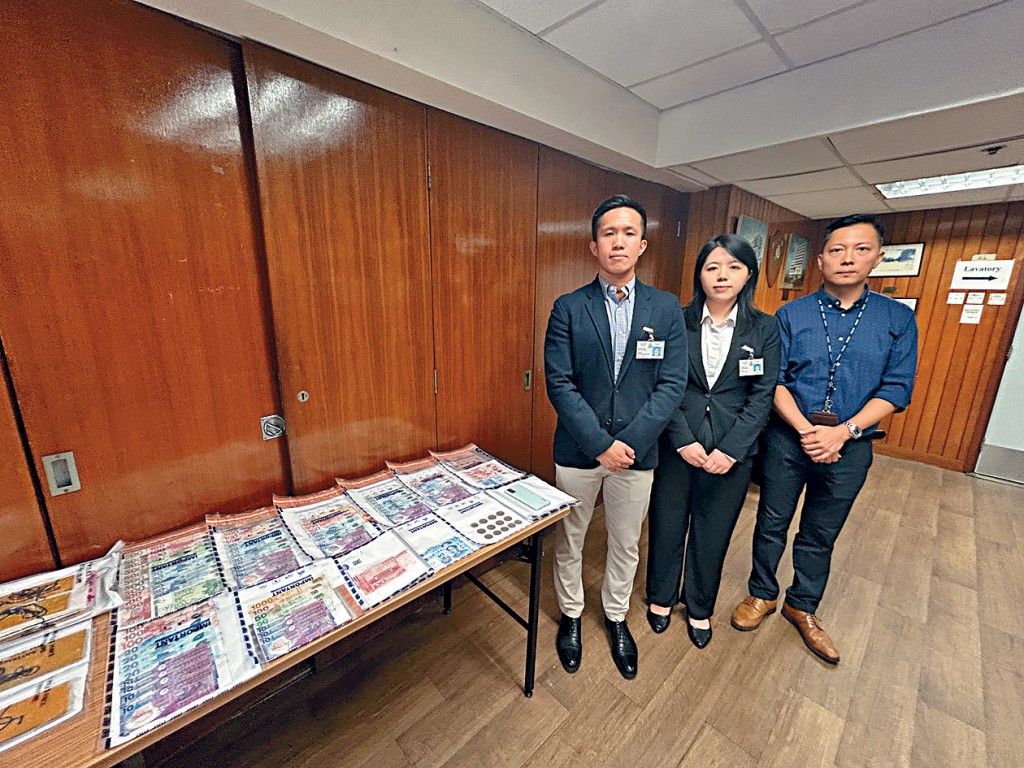 左起︰油尖警區刑事調查總督察李祈晉、督察蘇倩怡及尖沙咀分區特遣隊署理督察劉秉昌，交代案情。