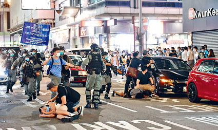 ■一批示威者走出馬路阻塞交通，便衣警現身制服兩人。