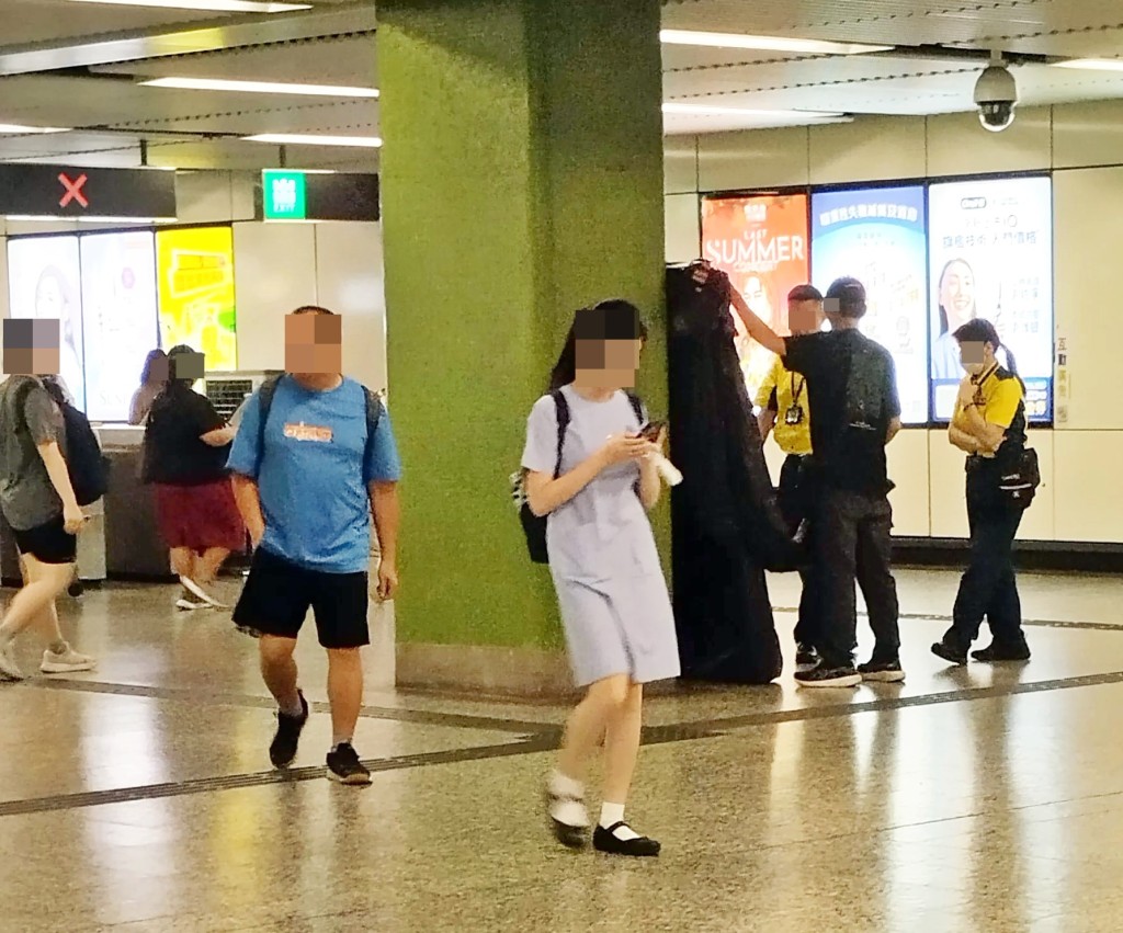 「運貨黨」違規進一步挑戰港鐵貨運能力,前 日(12日)猖狂搬一張比成年人還要高的床褥 落石峽尾站大堂,結果遭港鐵職員圍截,過程 還被其他路過的乘客拍下。Threads截圖 「運貨黨」違規進一步挑戰港鐵貨運能力,前 日(12日)猖狂搬一張比成年人還要高的床褥 落石峽尾站大堂,結果遭港鐵職員圍截,過程 還被其他路過的乘客拍下。Threads截圖