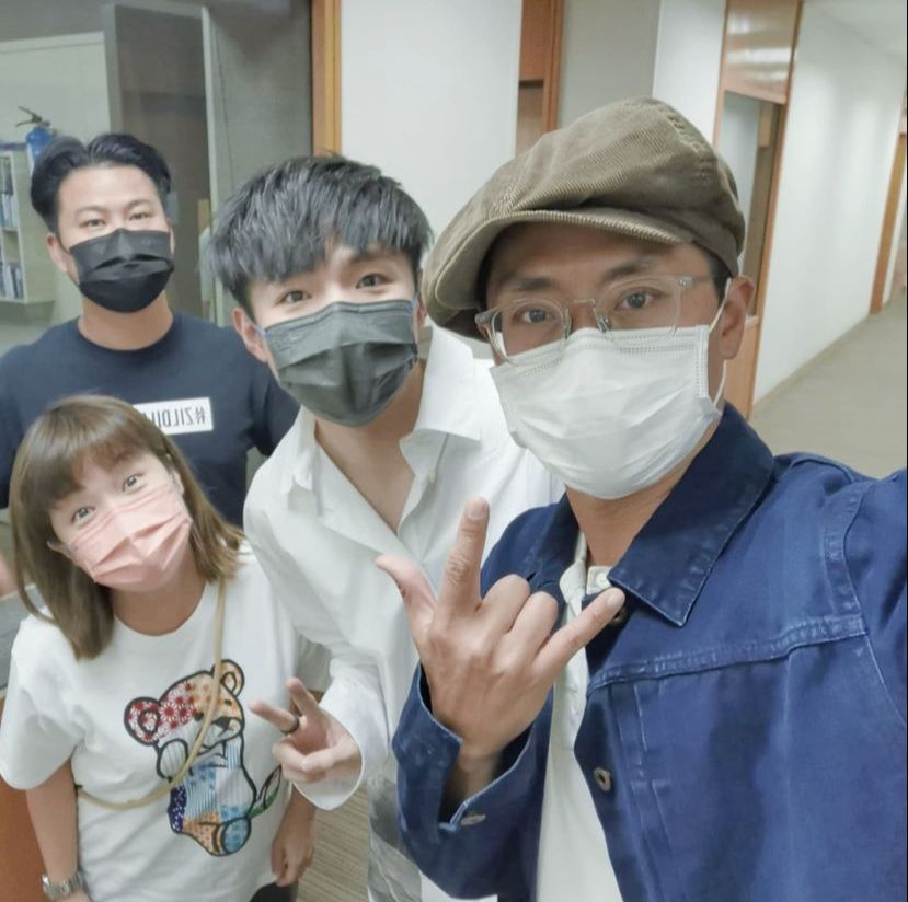 森美拿起手機跟Ian(右二)及小儀等自拍。