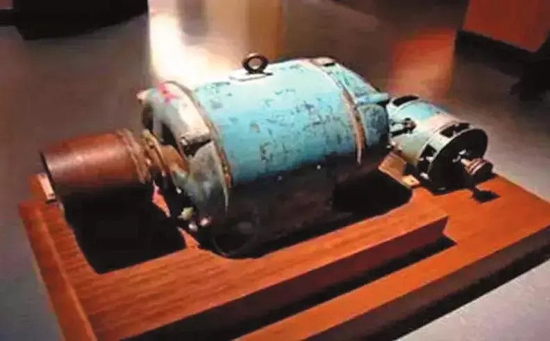 1895年英國人贈送給慈禧太后的發電機,最終流落到寧夏鹽池縣博物館。網圖 1895年英國人贈送給慈禧太后的發電機,最終流落到寧夏鹽池縣博物館。網圖