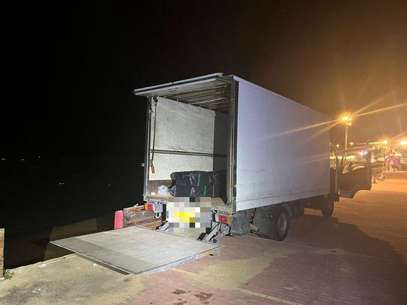 人員扣查有關涉案貨車。警方提供 人員扣查有關涉案貨車。警方提供
