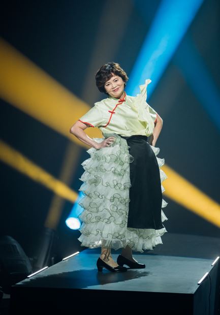 早前獲邀行catwalk。