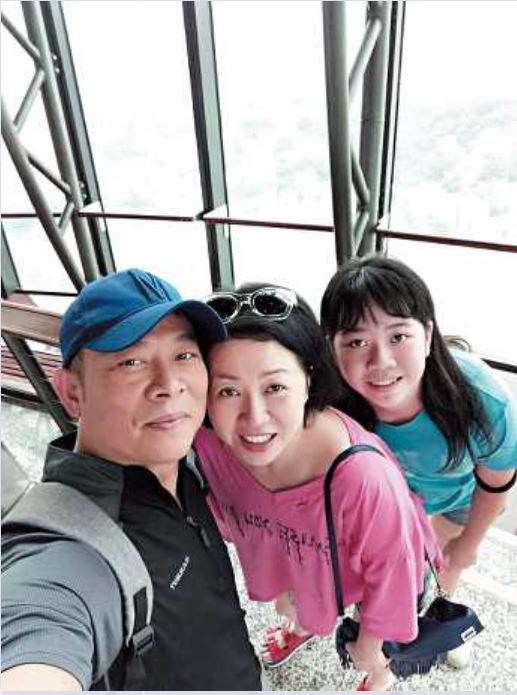波波同吳毅將及囡囡一家三口。
